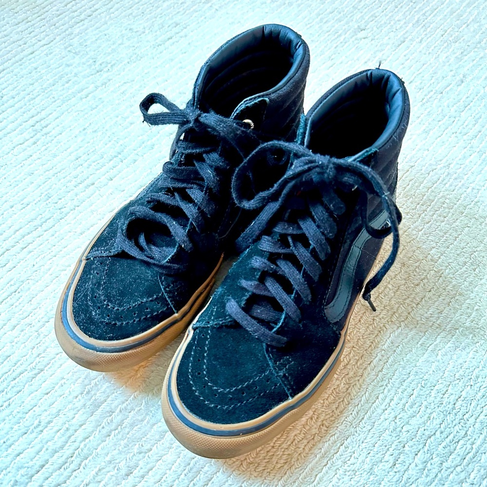 Men’s black suede Vans high top skateboard shoes (men’s size 6 fits kids!!)